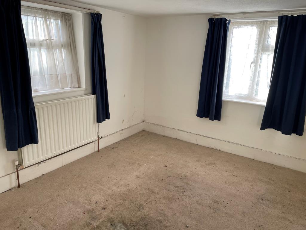 Lot: 112 - COTTAGE WITH GARDENS IN NEED OF UPDATING - Front reception room